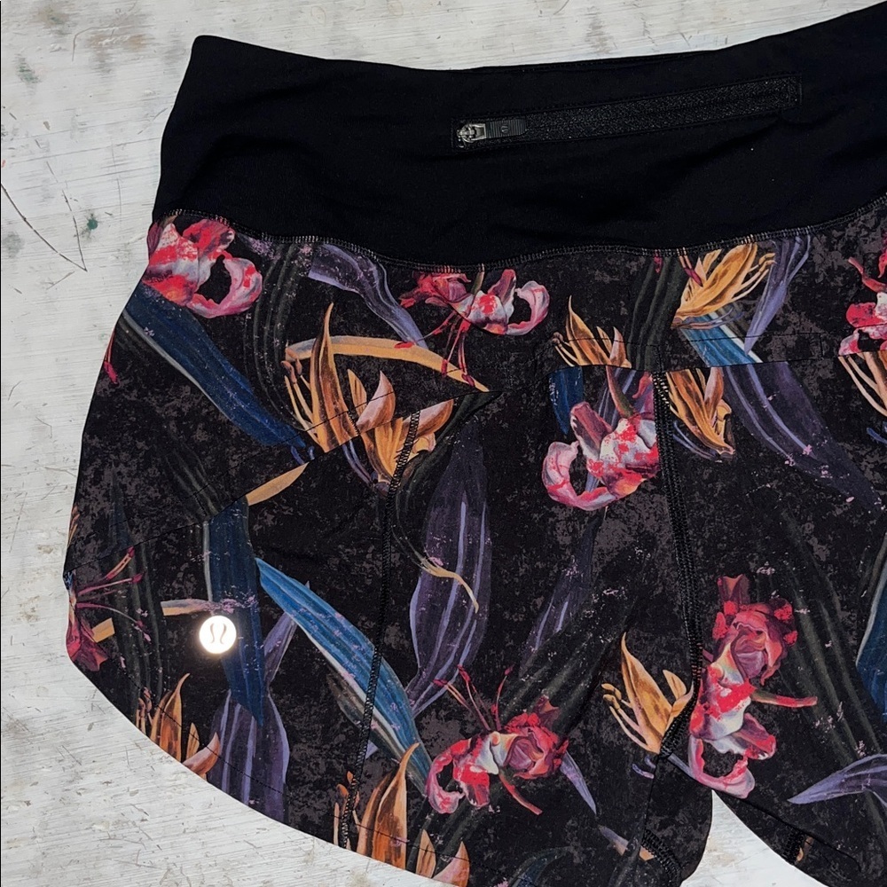 Lululemon Speed Up Mid-Rise Lined Short 4" | size 4 - Picture 4 of 9